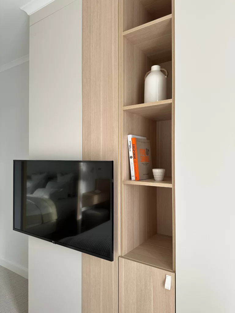 TV-Wand Villa Astoria