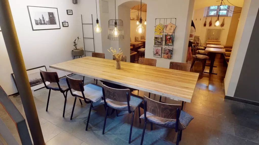 Cafe 93 Berlin - Tische und Stühle