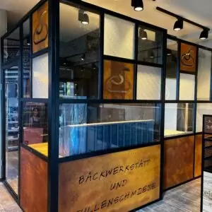 Gläserne Bäckerei hinter Stahlkonstruktion
