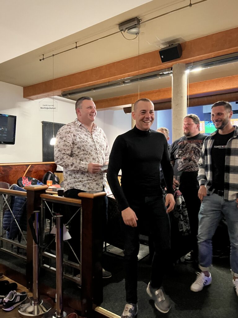 Weihnachtsfeier 2023 das Team mit Freude am Spiel