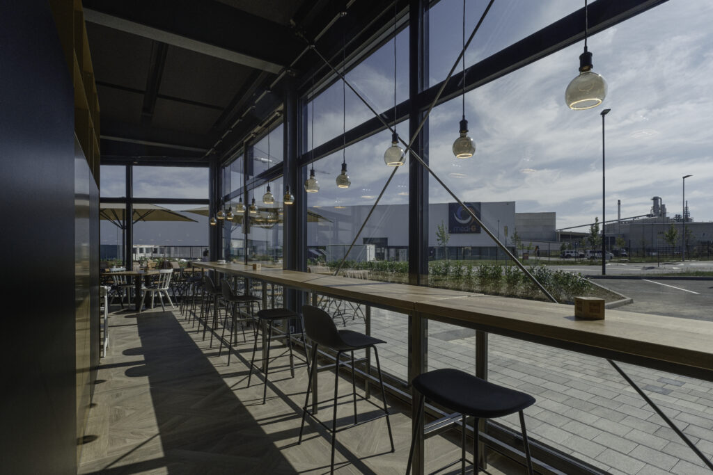 Bäckereieinrichtung Sitzbereich Fensterfront