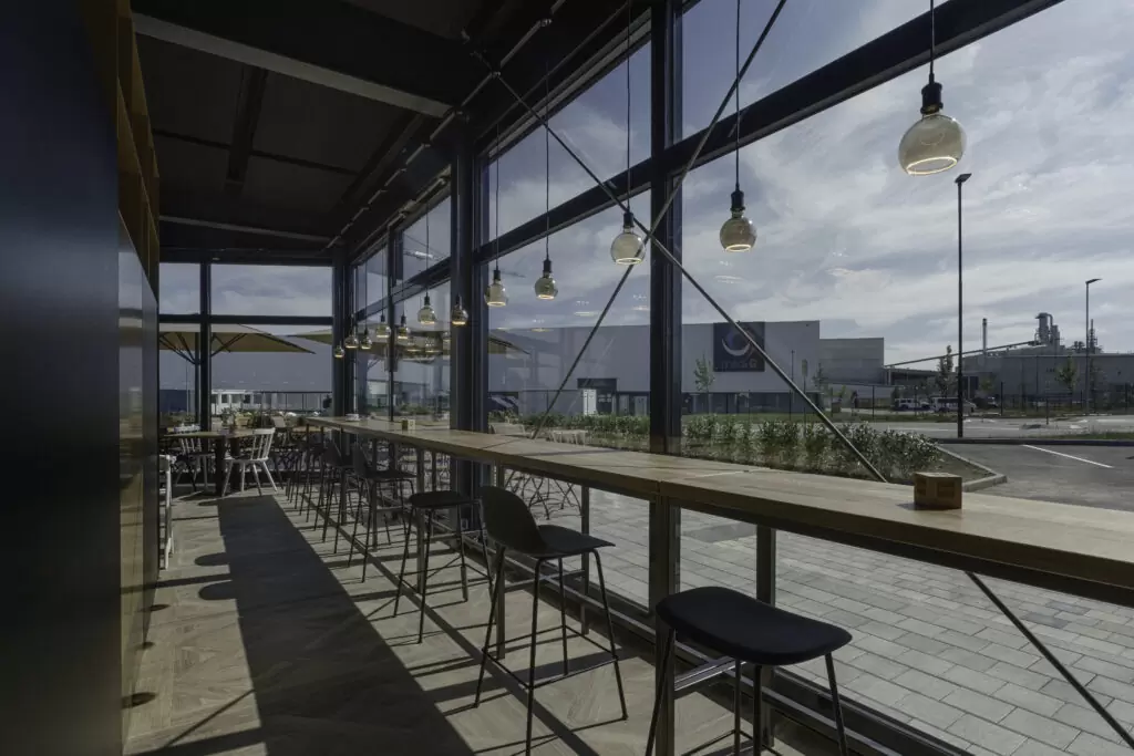 Bäckereieinrichtung Sitzbereich Fensterfront