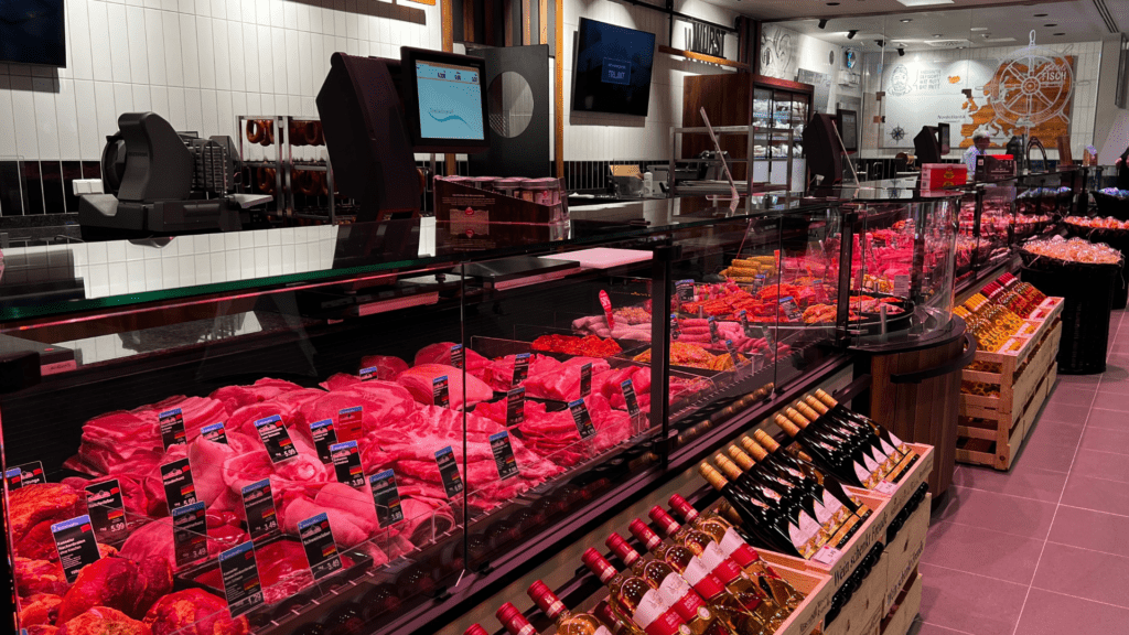 Fleischereitheke im Lebensmitteleinzelhandel
