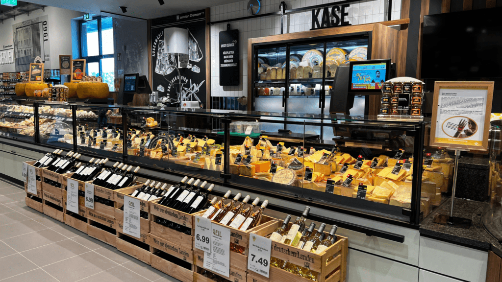Käsetheke im Lebensmitteleinzelhandel