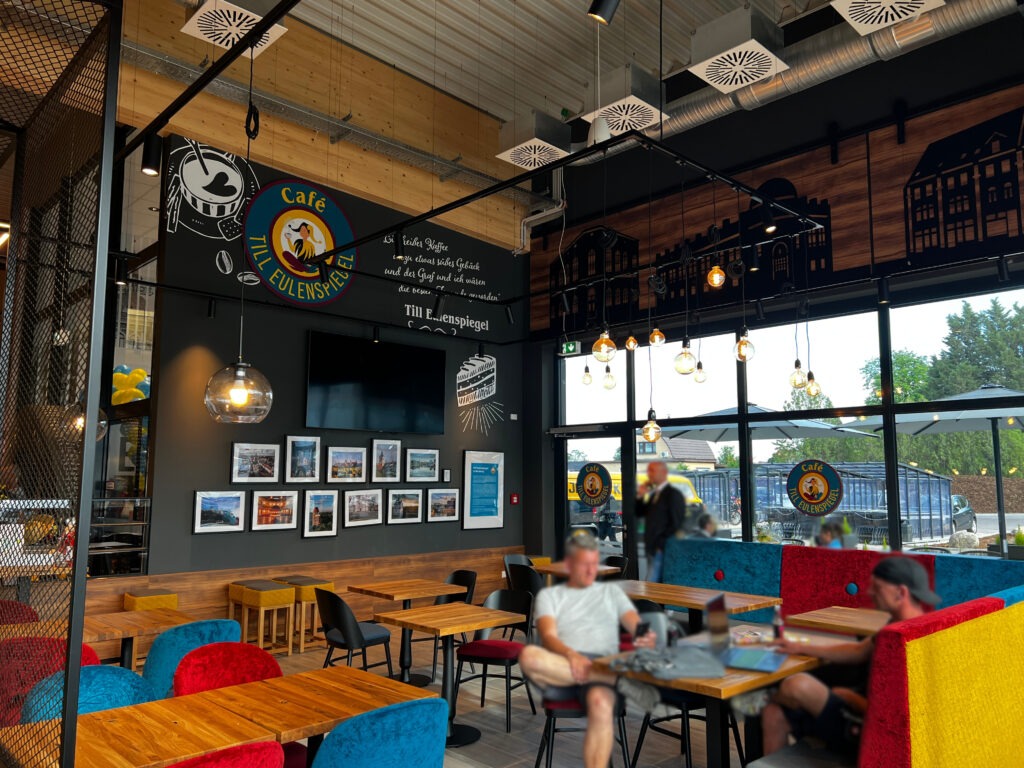 Ladeneinrichtung mit Sitzbereich