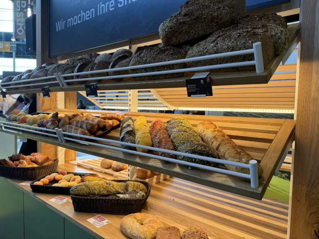 Brotregal mit Backwaren