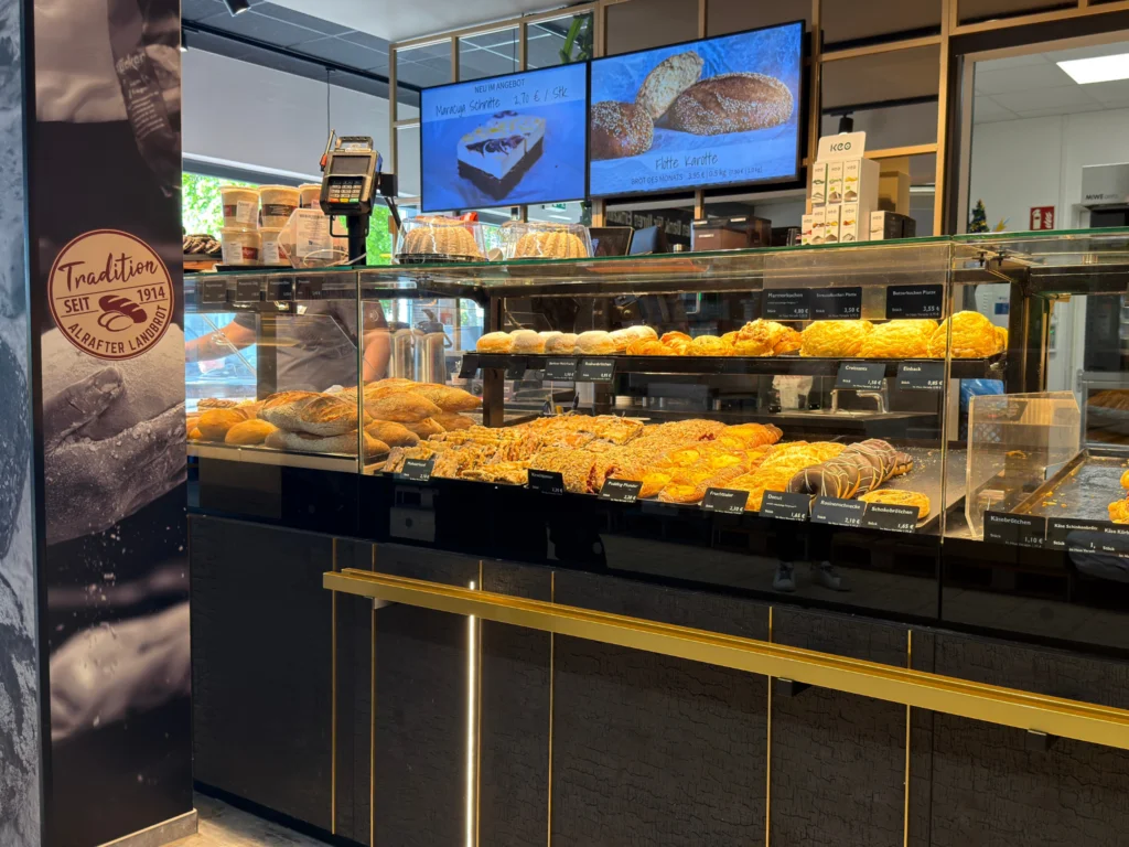 Verkaufstheke der Bäckerei Plücker in Wabern mit Brot und Gebäck in der Auslage.