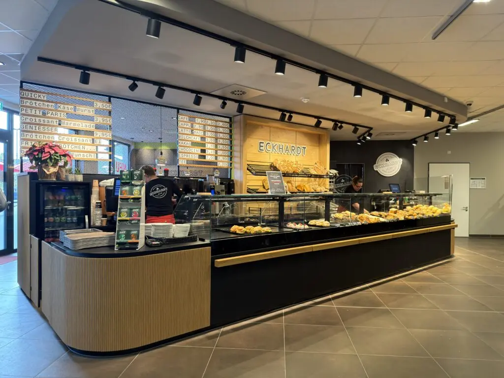 Moderne Verkaufstheke der Bäckerei Eckhardt mit Brotregal, Gebäckauslage und Menütafeln im Hintergrund.