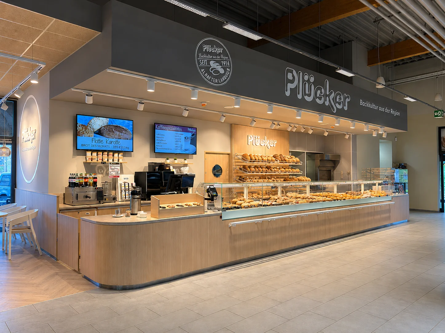 Moderne Bäckerei Plücker mit heller Thekenoptik, gefülltem Brotregal und klarer Produktpräsentation