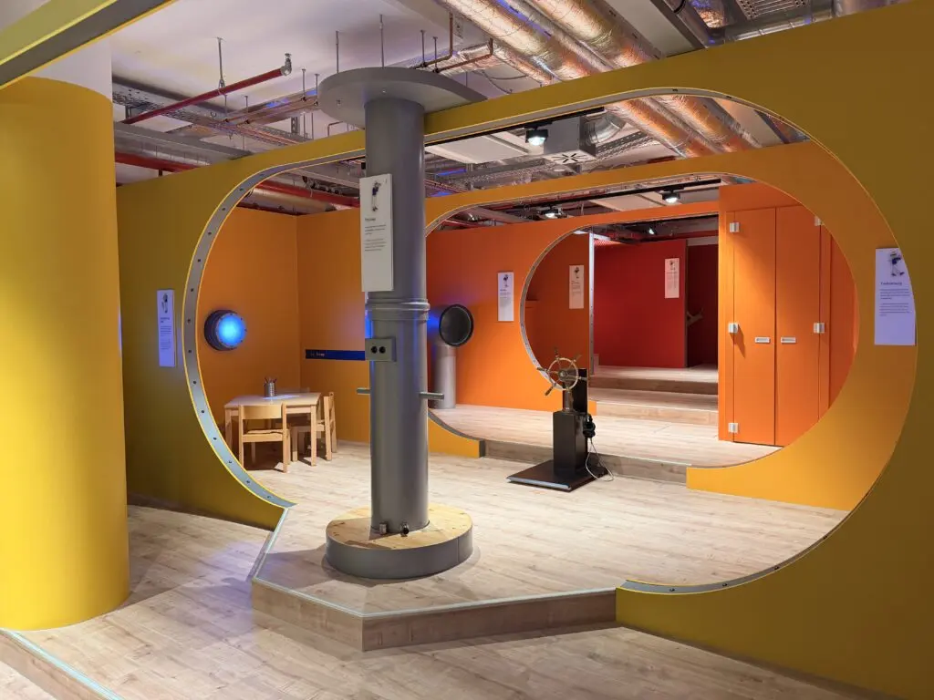 AOK U-Boot Gesundheitszentrum für Kinder mit spielerischer Raumgestaltung zur Vorbereitung auf U-Untersuchungen.