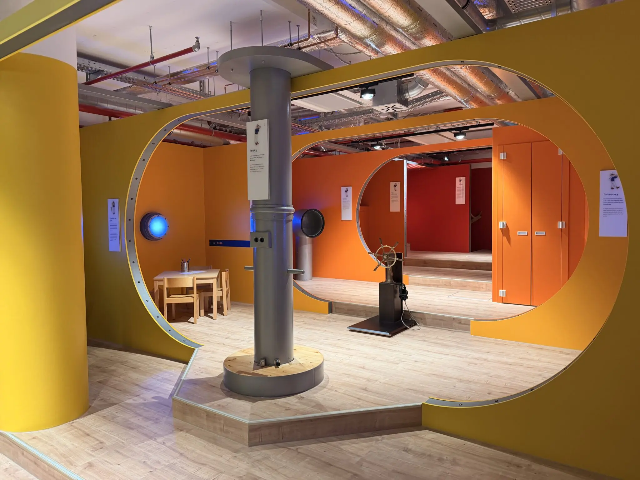 AOK U-Boot Gesundheitszentrum für Kinder mit spielerischer Raumgestaltung zur Vorbereitung auf U-Untersuchungen.