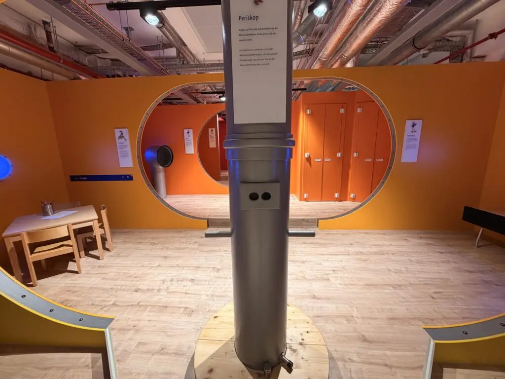 AOK U-Boot Gesundheitszentrum für Kinder mit Periskop, runden U-Boot-Durchgängen und spielerischer Raumgestaltung.