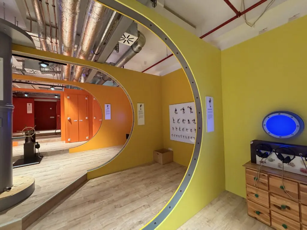 AOK U-Boot Gesundheitszentrum für Kinder mit Sehstation, runden U-Boot-Durchgängen und spielerischer Raumgestaltung.