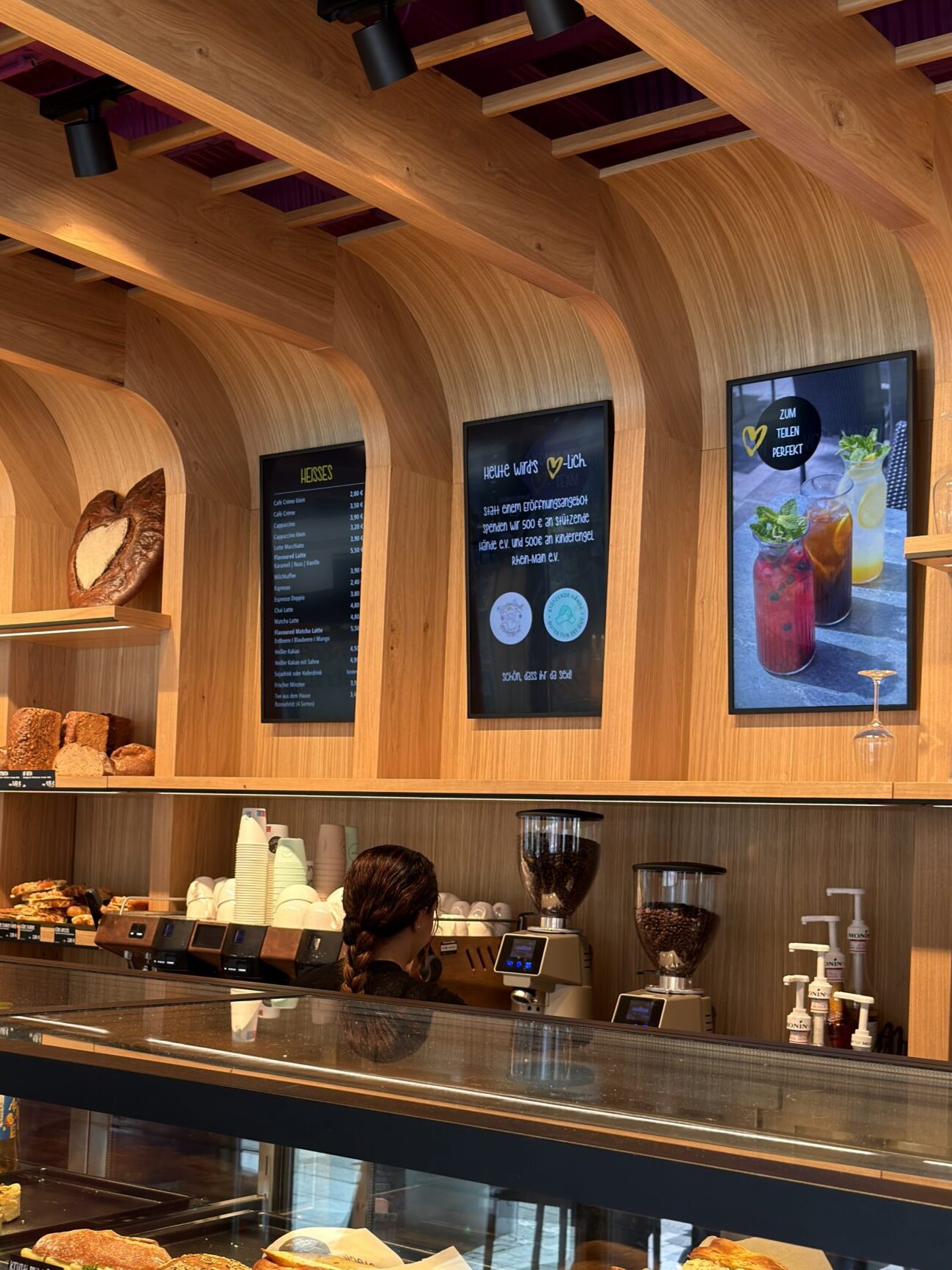 Digitale Menüboards der Bäckerei Huck in Frankfurt über der in der Rückwand integriert.