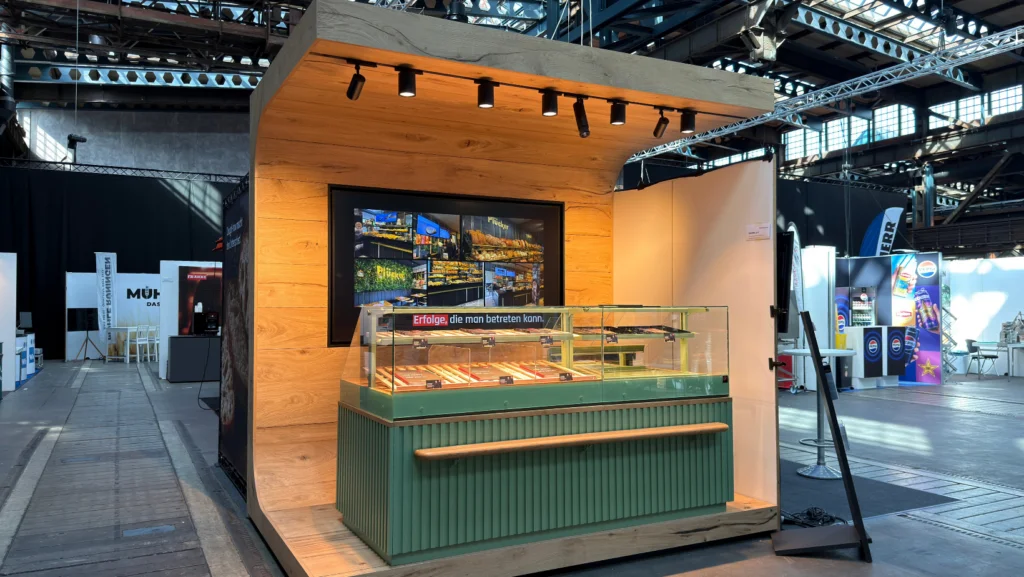 Pop-up-Messestand von Ladenbau Hunold auf dem inpraxi Handelstag mit Bäckereitheke