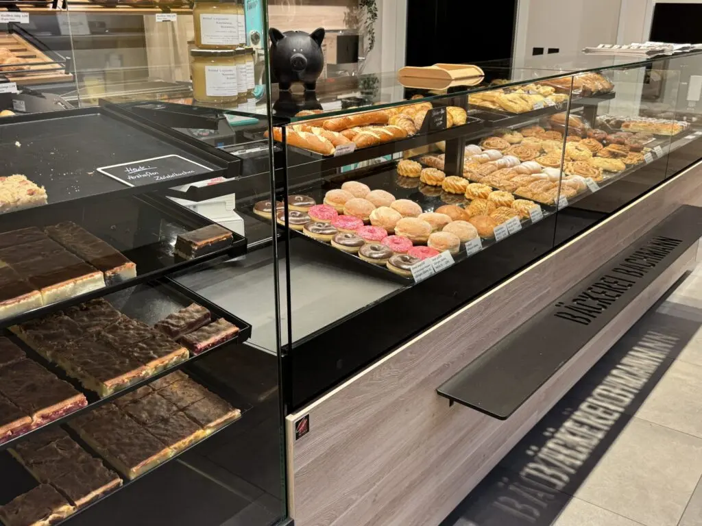 Verkaufstheke der Bäckerei Bachmann in Küllstedt mit Gebäckauslage, Zwischenebene und Taschenablage.