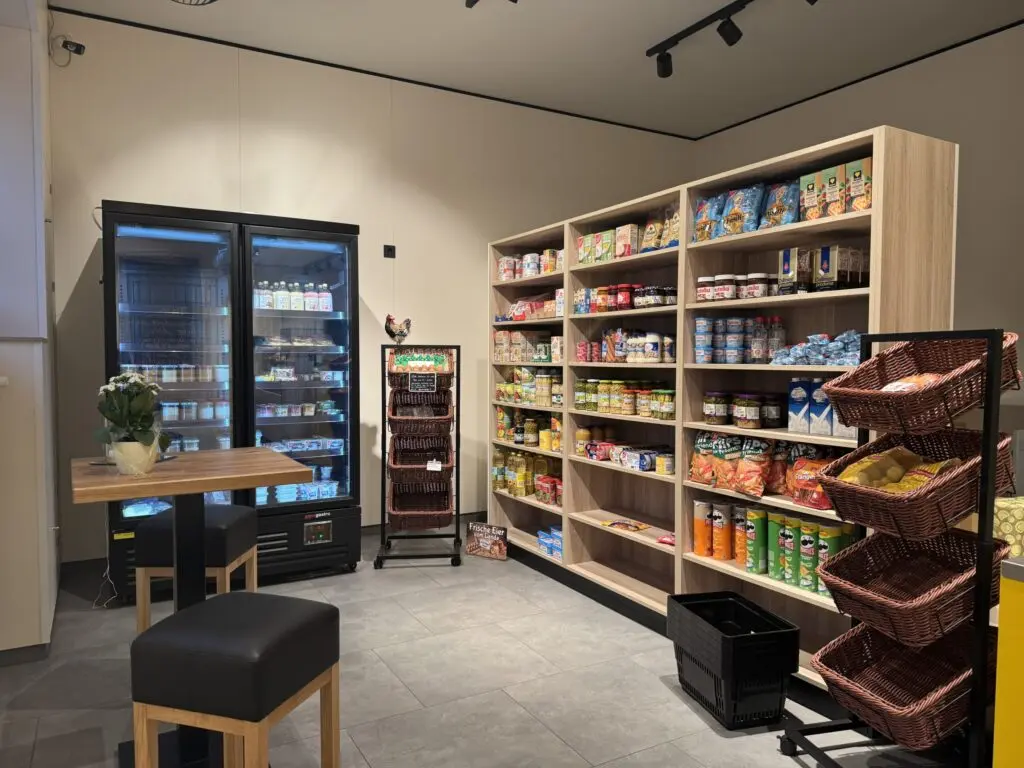 Integrierter Verkaufsshop der Bäckerei Bachmann in Küllstedt mit Regalen, Kühlmöbeln und Produkten des täglichen Bedarfs.